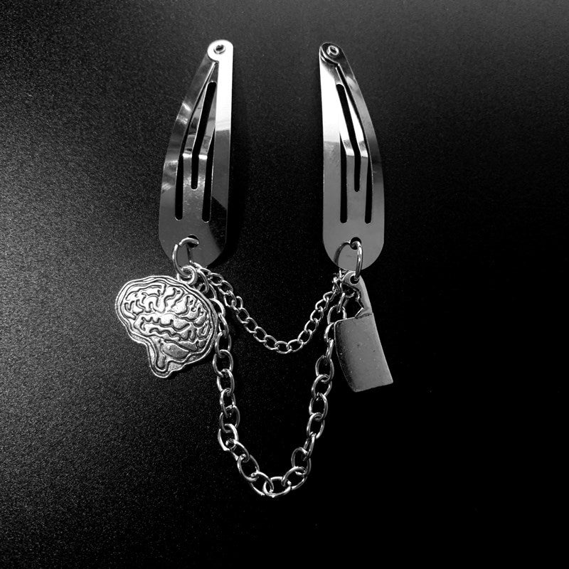 Silberfarbene Haarspange BRAIN CHARMS HAIR CLIP mit Gehirn- und Beilanhänger von Moon Attic