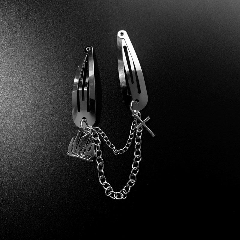 Silberfarbene Haarspange FIRE CHARMS HAIR CLIP mit Flammen- und Kreuzanhänger von Moon Attic