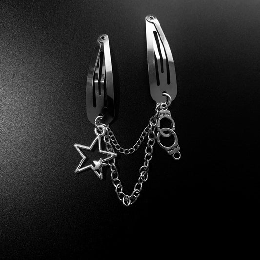 Silberfarbene Haarspange CUFFS CHARMS HAIR CLIP mit Handschellen- und Sternanhänger von Moon Attic