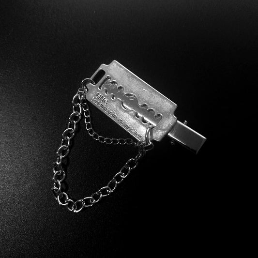 Silberfarbene Haarspange RAZOR BLADE CHARMS HAIR CLIP mit Handschellen- und Sternanhänger von Moon Attic