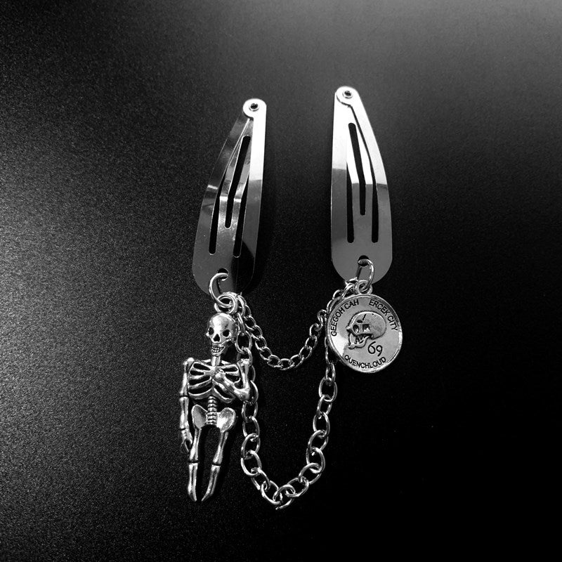 Silberfarbene Haarspange SKELETON CHARMS HAIR CLIP mit Skelett- und Münzenanhänger von Moon Attic