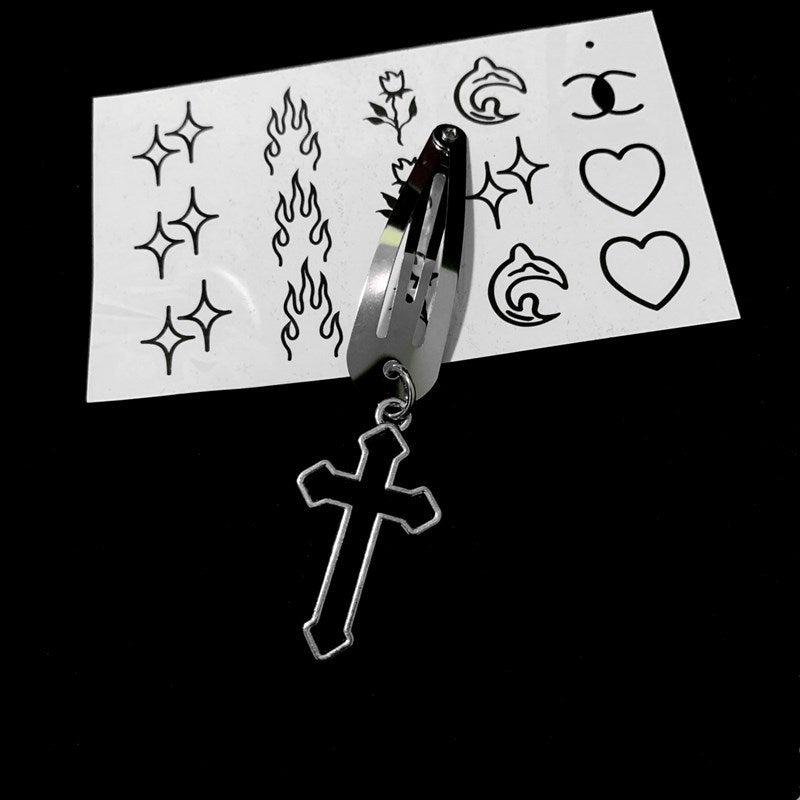 Silberfarbene Haarspange BIG CROSS CHARMS HAIR CLIP mit Kreuzanhänger von Moon Attic