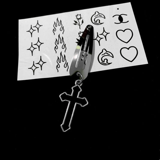 Silberfarbene Haarspange BIG CROSS CHARMS HAIR CLIP mit Kreuzanhänger von Moon Attic
