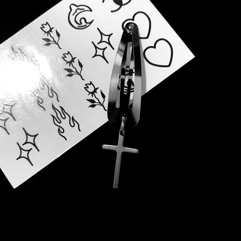 Silberfarbene Haarspange SMALL CROSS CHARMS HAIR CLIP mit Kreuzanhänger von Moon Attic