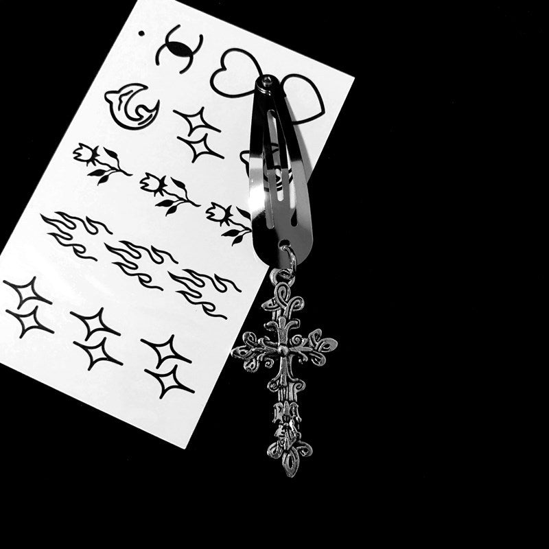 Silberfarbene Haarspange DETAILED CROSS CHARMS HAIR CLIP mit Kreuzanhänger von Moon Attic