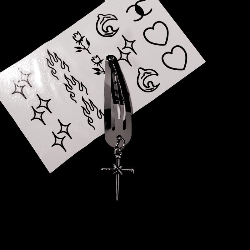 Silberfarbene Haarspange NAIL CROSS CHARMS HAIR CLIP mit Kreuzanhänger von Moon Attic