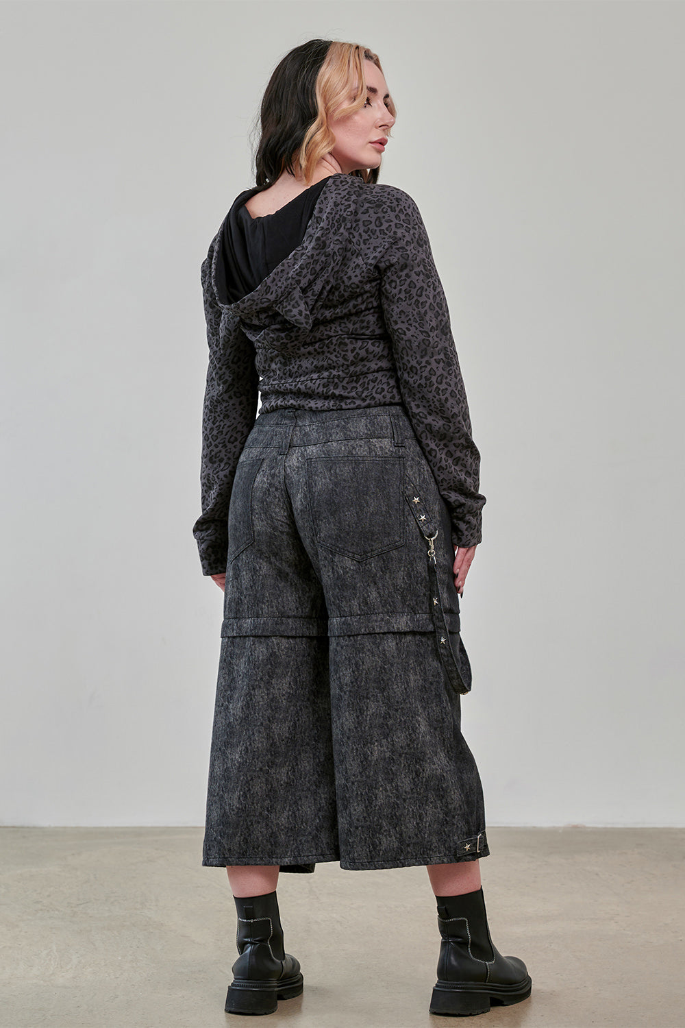 Graue Kapuzenjacke VAMPIRE KITTY HOODIE GREY mit Leopardenmuster und Katzenohren von Banned