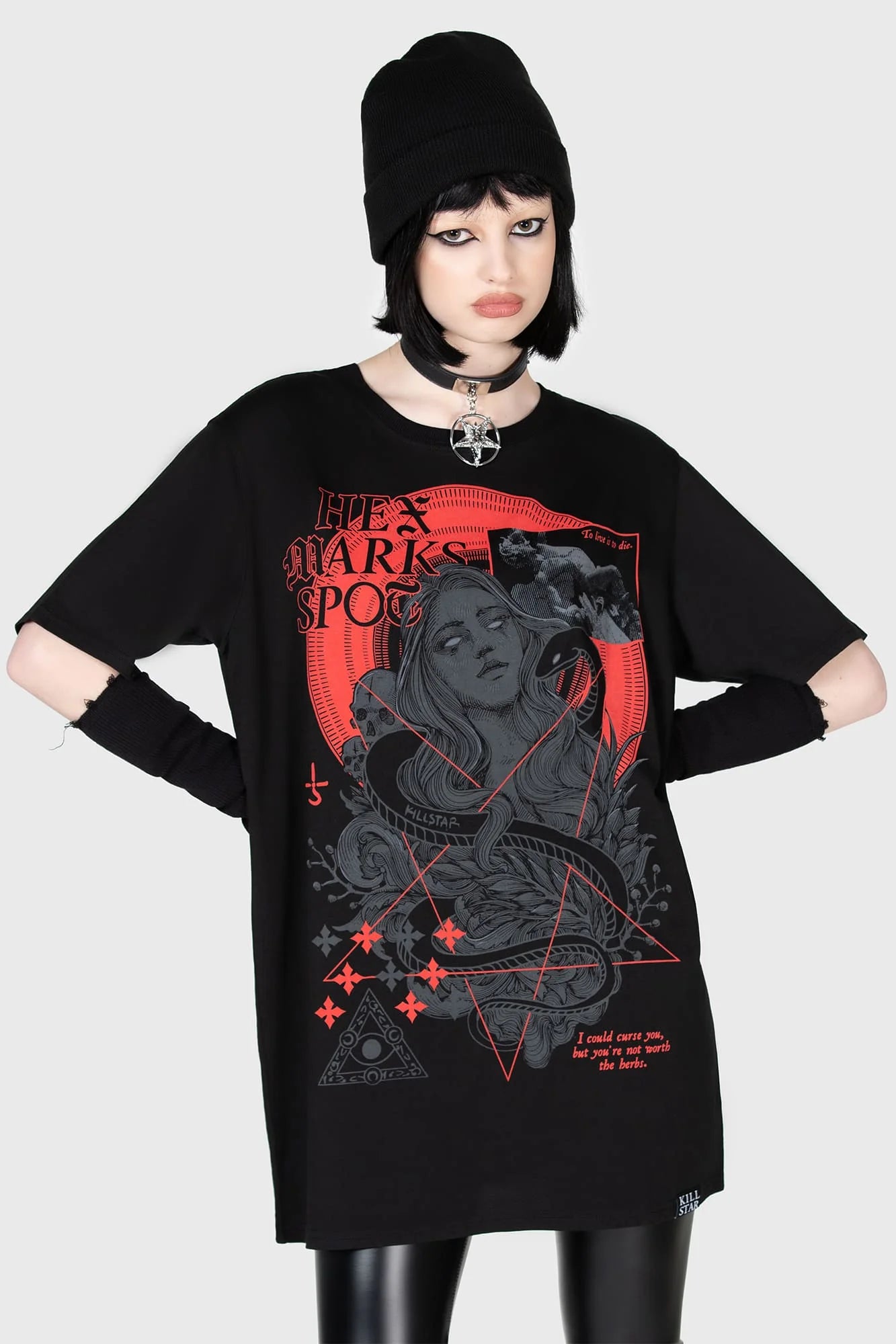 Schwarzes HEX MARKS T-SHIRT mit Frauenprint und vielen Details im roten Design von Killstar