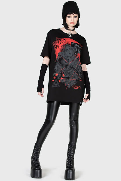 Schwarzes HEX MARKS T-SHIRT mit Frauenprint und vielen Details im roten Design von Killstar