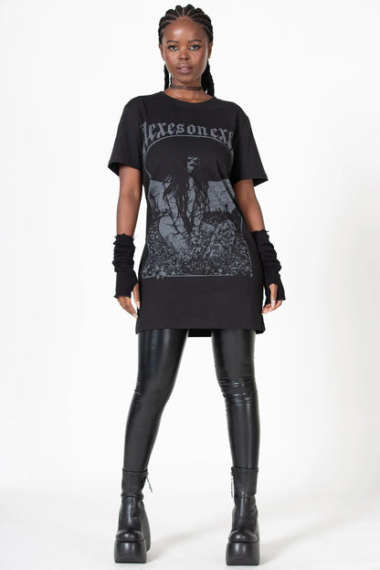 Schwarzes, weites Shirtkleid HEXES ON EXES T-SHIRT DRESS mit auf Bumenwiese sitzender Hexe mit Totenkopf als Gesicht von Killstar