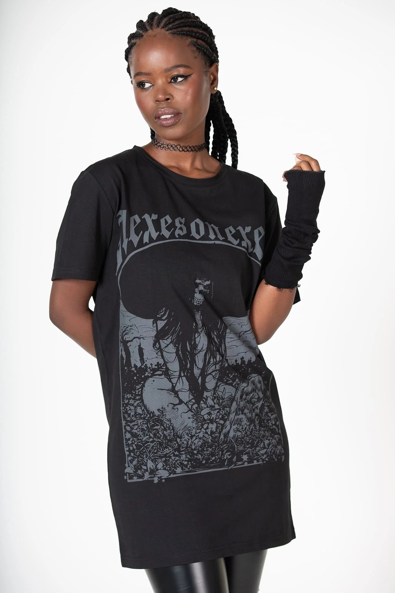 Schwarzes, weites Shirtkleid HEXES ON EXES T-SHIRT DRESS mit auf Bumenwiese sitzender Hexe mit Totenkopf als Gesicht von Killstar