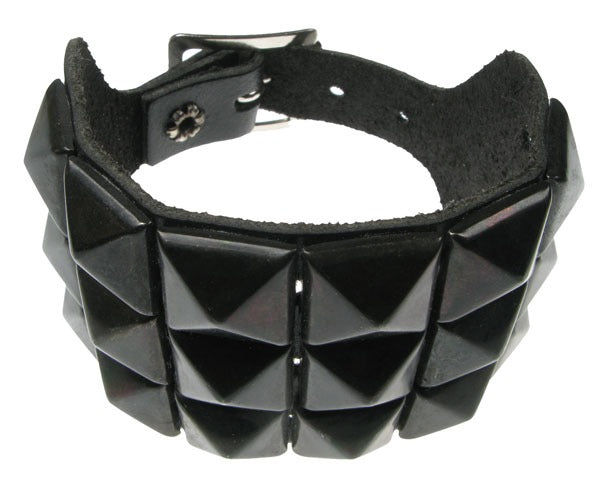 schwarzes, breites Armband 3-reihig mit schwarzen Pyramidennieten
