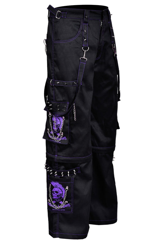 Schwarze Hose PURPLE SPIKE PANTS mit lilafarbendem Colours-Skull-Print auf Taschen, sowie vielen Nieten, Ketten und Riemen mit Colours Branding