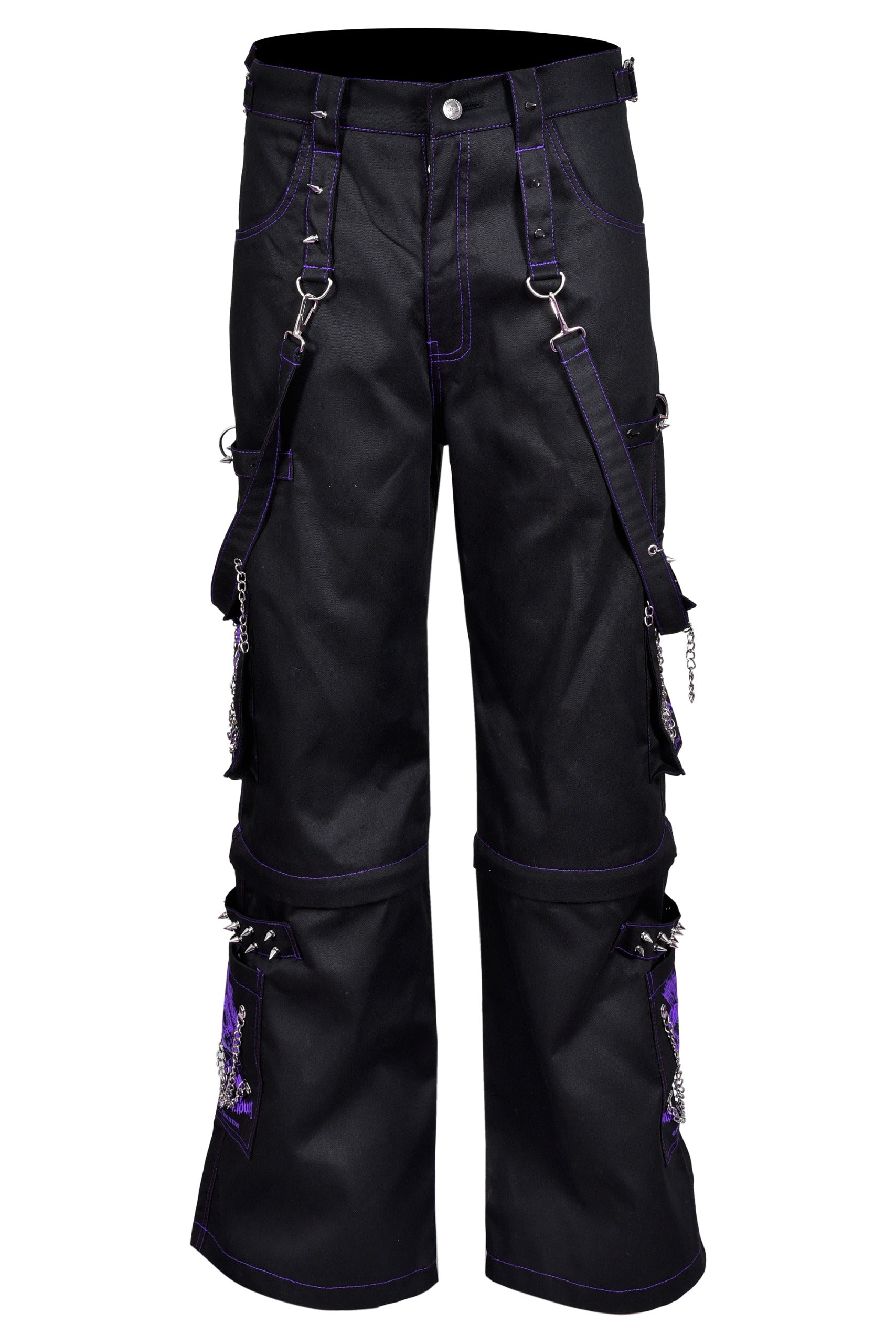 Schwarze Hose PURPLE SPIKE PANTS mit lilafarbendem Colours-Skull-Print auf Taschen, sowie vielen Nieten, Ketten und Riemen mit Colours Branding