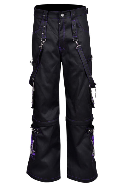 Schwarze Hose PURPLE SPIKE PANTS mit lilafarbendem Colours-Skull-Print auf Taschen, sowie vielen Nieten, Ketten und Riemen mit Colours Branding