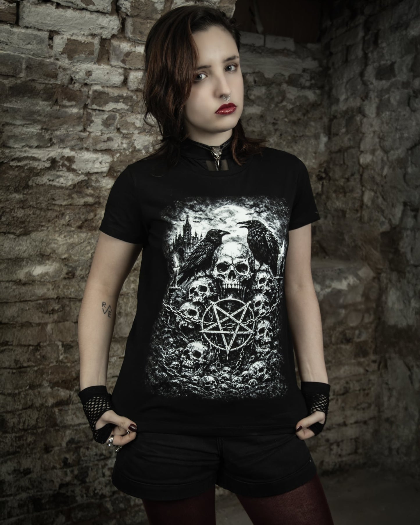 Schwarzes Oberteil Circle Of Bones Shirt von Tributica