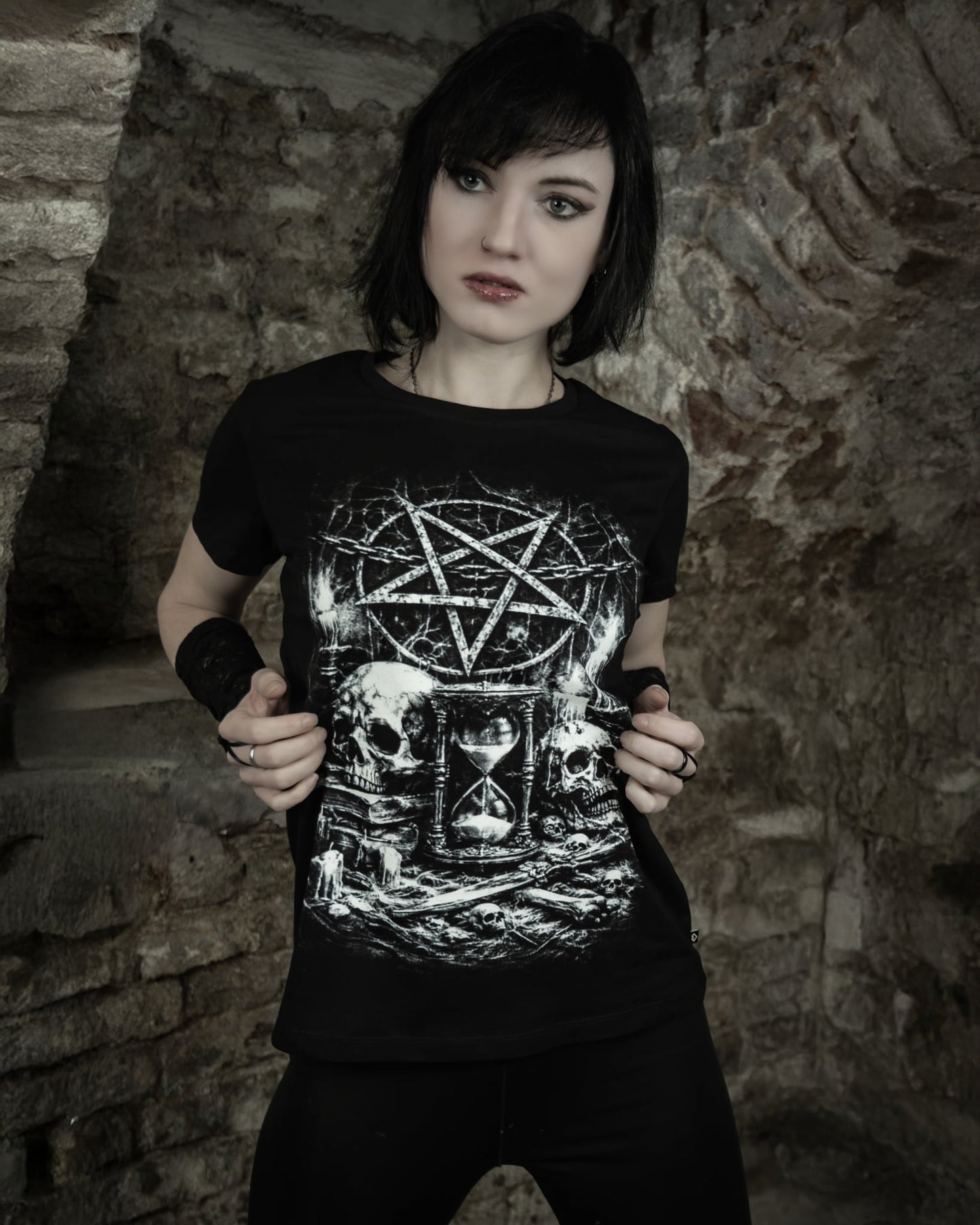 Schwarzes Oberteil Ritual Of Time Shirt von Tributica