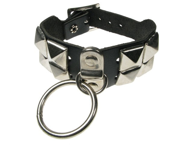 Breites Armband O-Ring 2-reihig mit großem Ring in der Mitte und Pyramidennieten