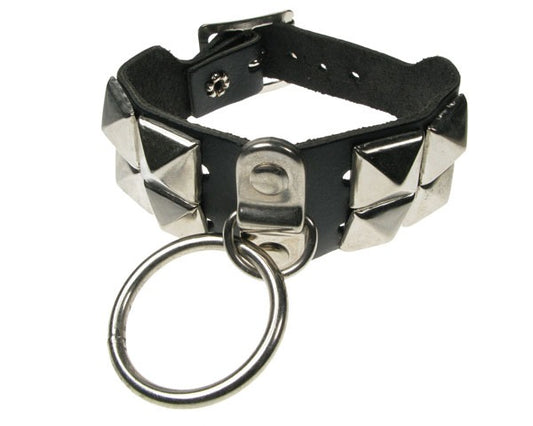 Breites Armband O-Ring 2-reihig mit großem Ring in der Mitte und Pyramidennieten