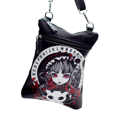 Kleine Umhängetasche OUIJA DEMON BAG mit detailliertem Print eines Mädchens und einer Katze aus Ouijaboard-Design