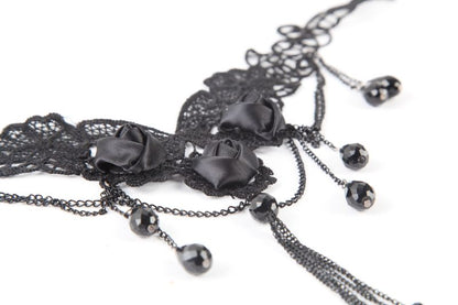 Scharze Halskette Black Roses Necklace aus Spitze mit Stoffblumen und tropfenförmigen Perlen von Punk Rave