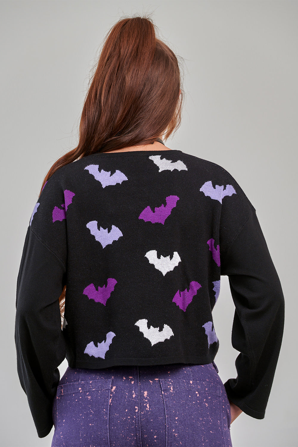 Schwarzer Pullover BATTY BABE JUMPER mit lilanen Fledermäusen von Banned