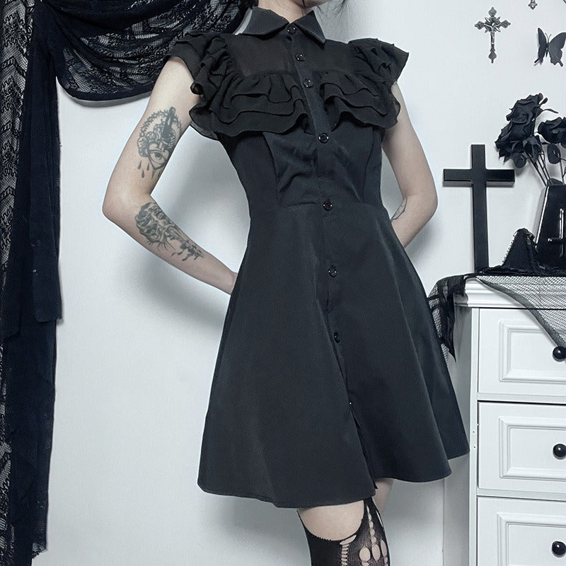 Schwarzes, kurzes Kleid WEDNESDAY DRESS mit gerafften Details und Kragen von Moon Attic