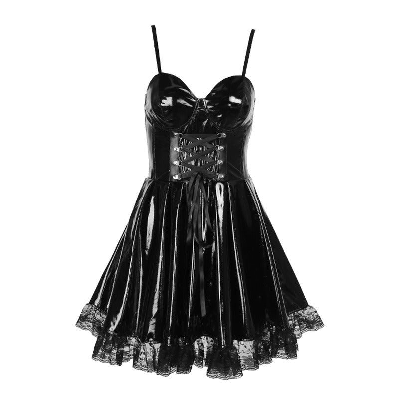 Schwarzes, glänzendes Kunstlederkleid mit Spitzendetails und Corsettschnürung