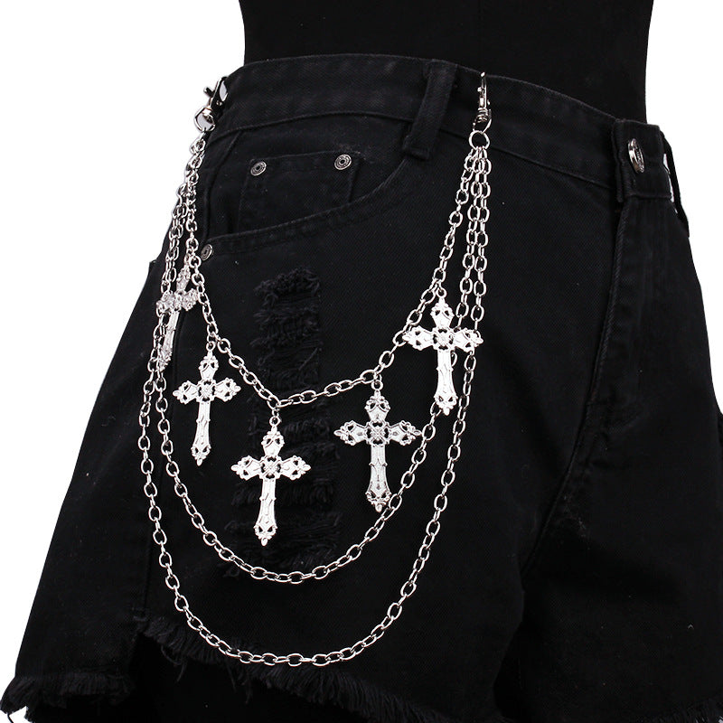 Silberfarbene, dreireihige Gürtelkette CROSSES TROUSERS CHAIN mit fünf Kreuz-Anhängern von Moon Attic