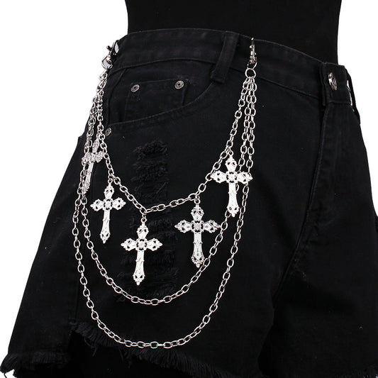 Silberfarbene, dreireihige Gürtelkette CROSSES TROUSERS CHAIN mit fünf Kreuz-Anhängern von Moon Attic