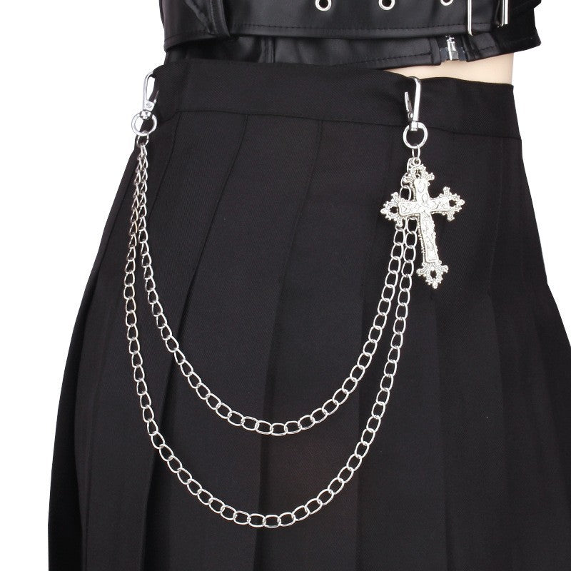 Silberfarbene, zweireihige Gürtelkette CROSS TROUSERS CHAIN mit einem Kreuz-Anhänger von Moon Attic