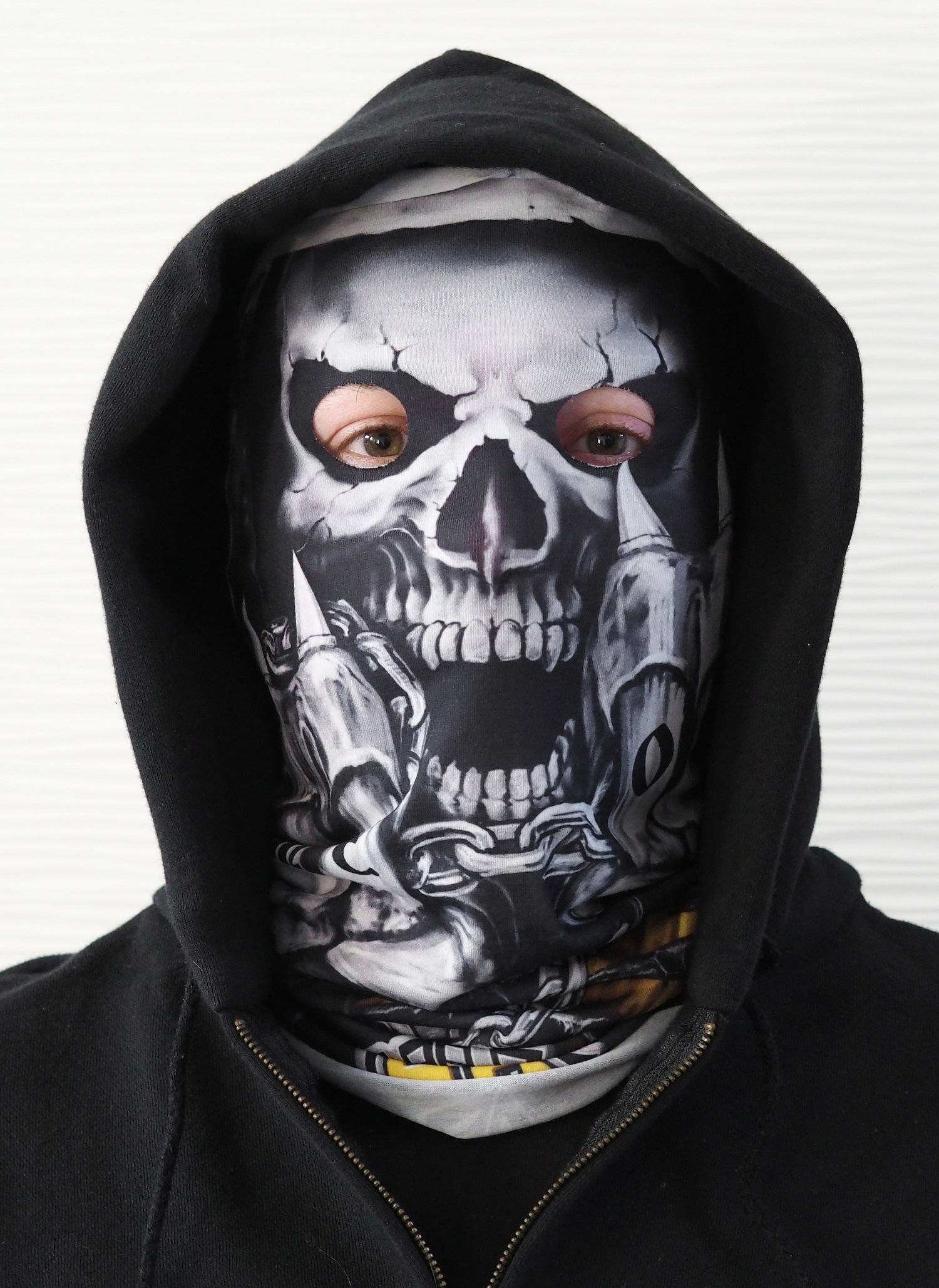 Schwarz-weiß-gelber Schlauchschal GAME OVER TUBE SCARF MASK im Totenkopfdesign