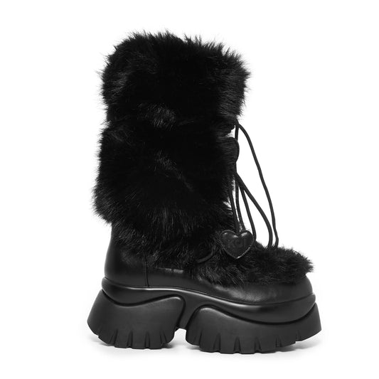 Schwarzer Plateaustiefel MIDNIGHT SASQUATCH Fluffy Snow Boots Black mit Kunstfellbesatz und Herzchen-Schnürsenkeln von KOI