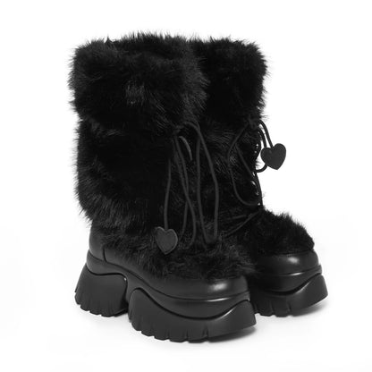 Schwarzer Plateaustiefel MIDNIGHT SASQUATCH Fluffy Snow Boots Black mit Kunstfellbesatz und Herzchen-Schnürsenkeln von KOI