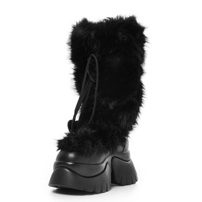 Schwarzer Plateaustiefel MIDNIGHT SASQUATCH Fluffy Snow Boots Black mit Kunstfellbesatz und Herzchen-Schnürsenkeln von KOI