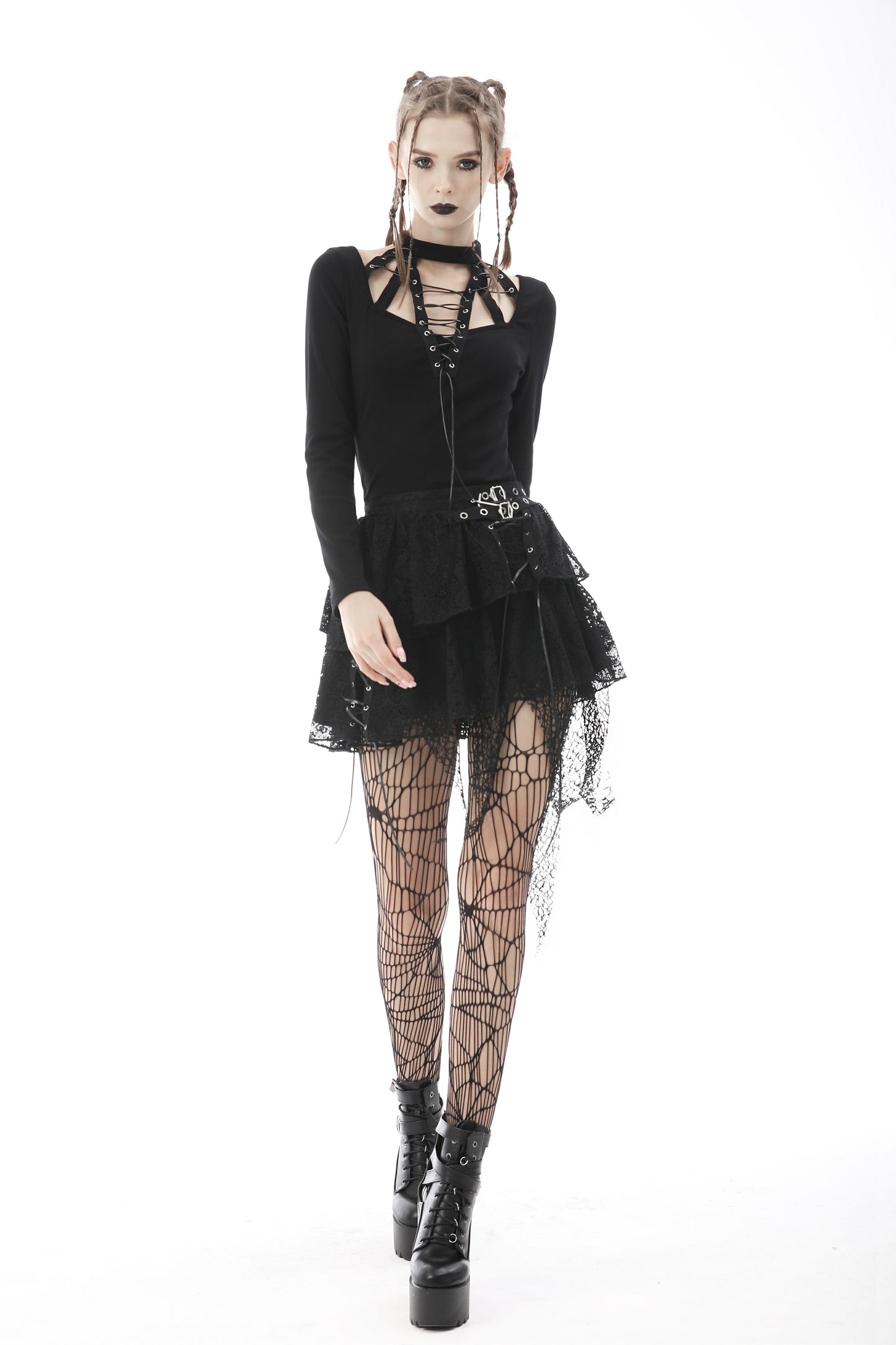 Schwarzer, mehrschichtiger Mini-Rock DROP DEAD SKIRT aus Spitze und mit Kreuzanhänger von Dark In Love