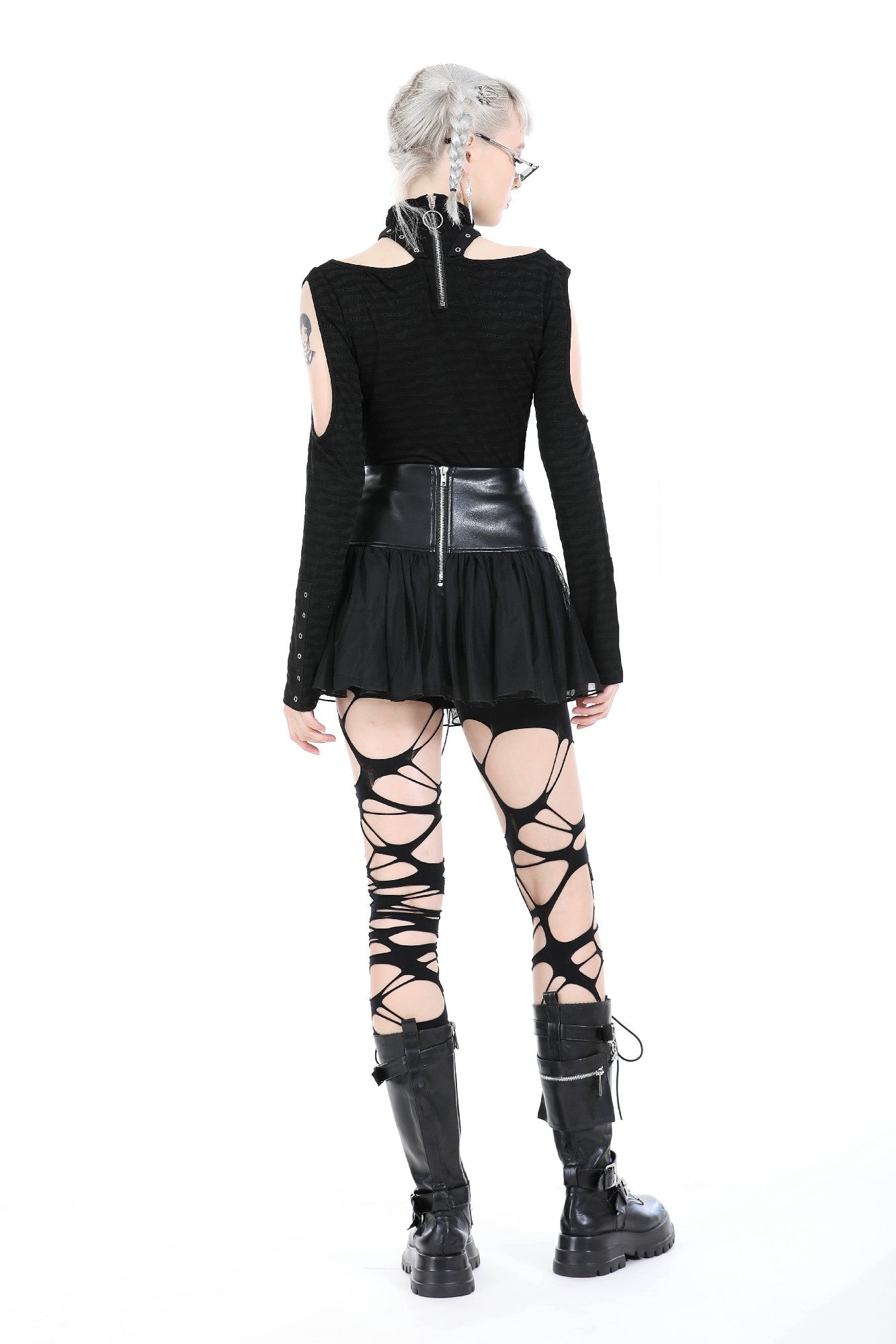 Rückseite schwarzer Mini-Rock AHRI SKIRT aus Mesh und Kunstleder mit Schnürung- und Ösendetails von Dark In Love