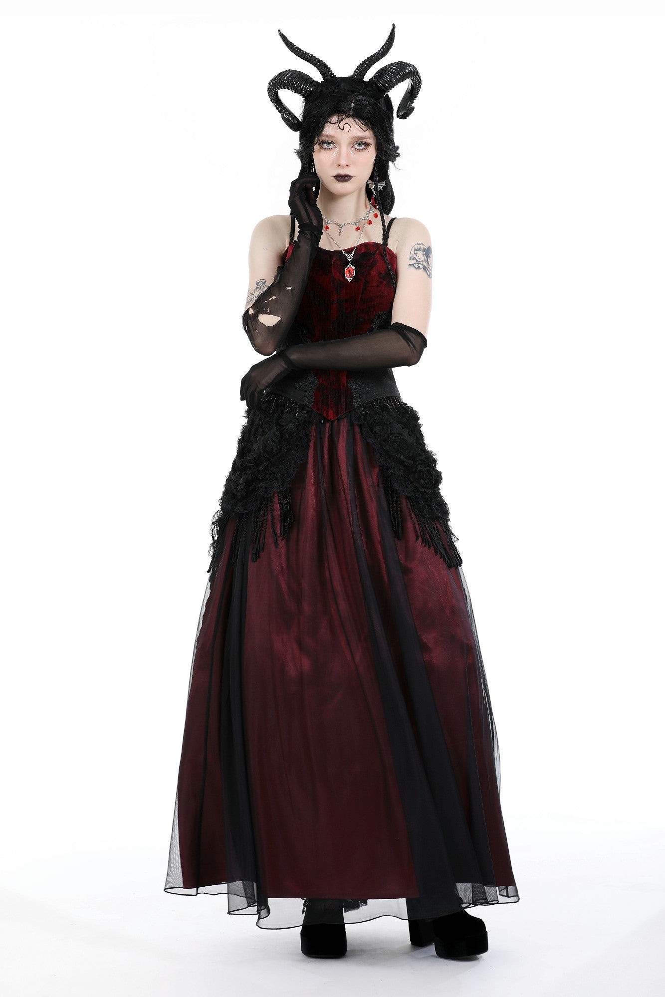 Schwarzer, langer Spitzenrock BLOOD QUEEN SKIRT mit dunkelrotem Unterrock von Dark In Love