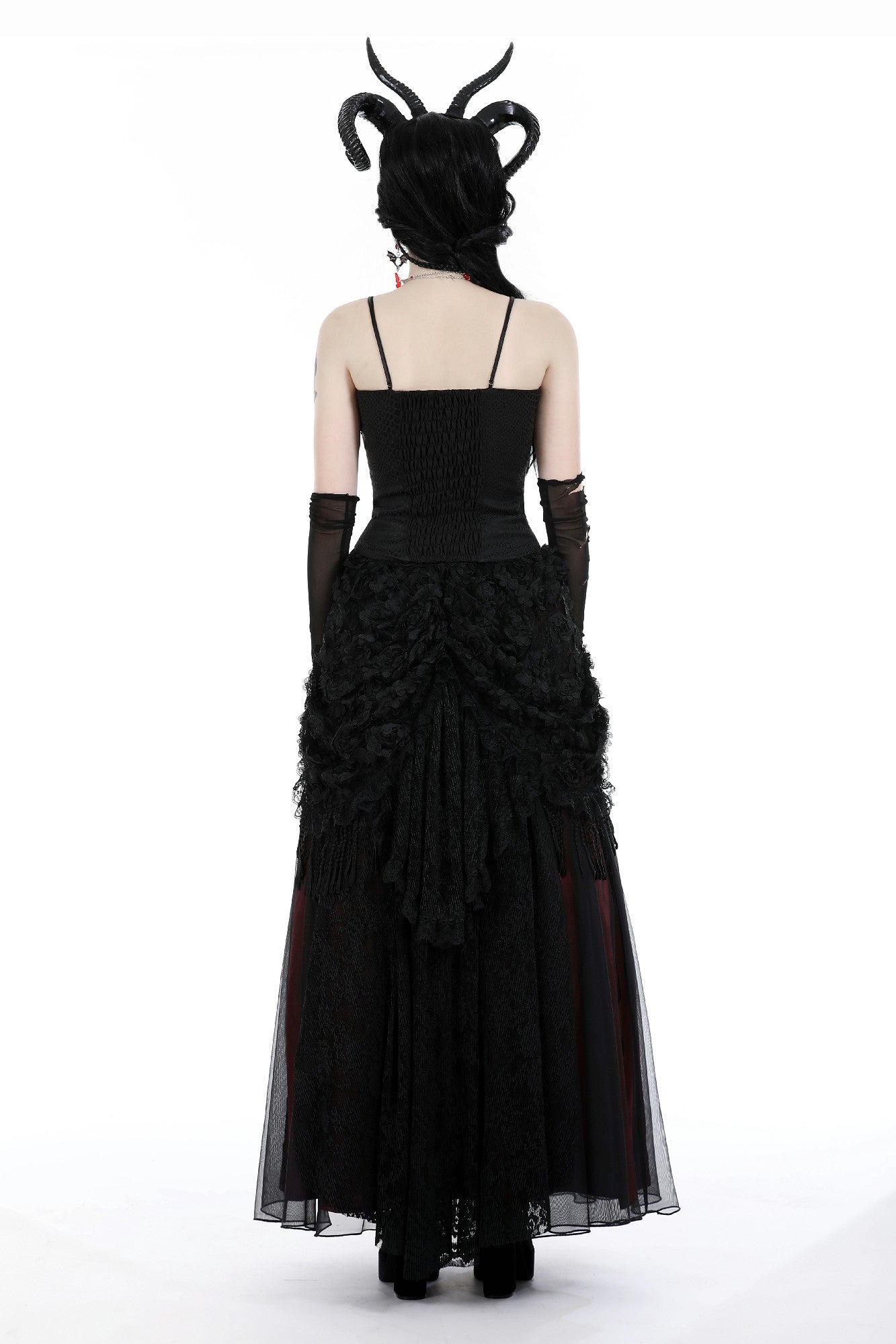 Rückseite schwarzer, langer Spitzenrock BLOOD QUEEN SKIRT mit dunkelrotem Unterrock von Dark In Love