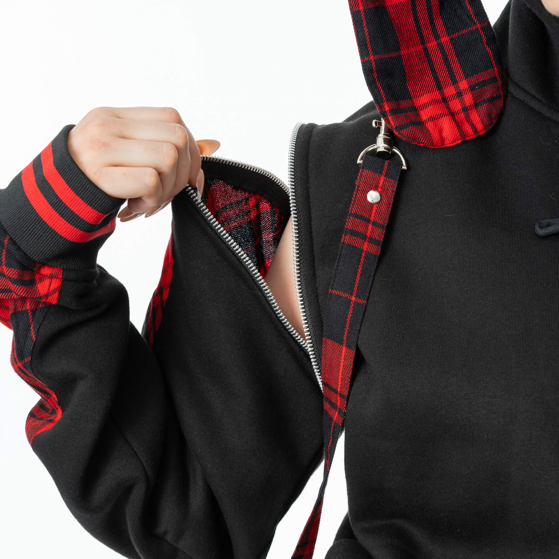 Schwarze Sweatshirtjacke LB CURSED BUNNY HOOD mit Hasenohren auf Kapuze und Tartanmuster an den Ärmeln von Luv Bunny