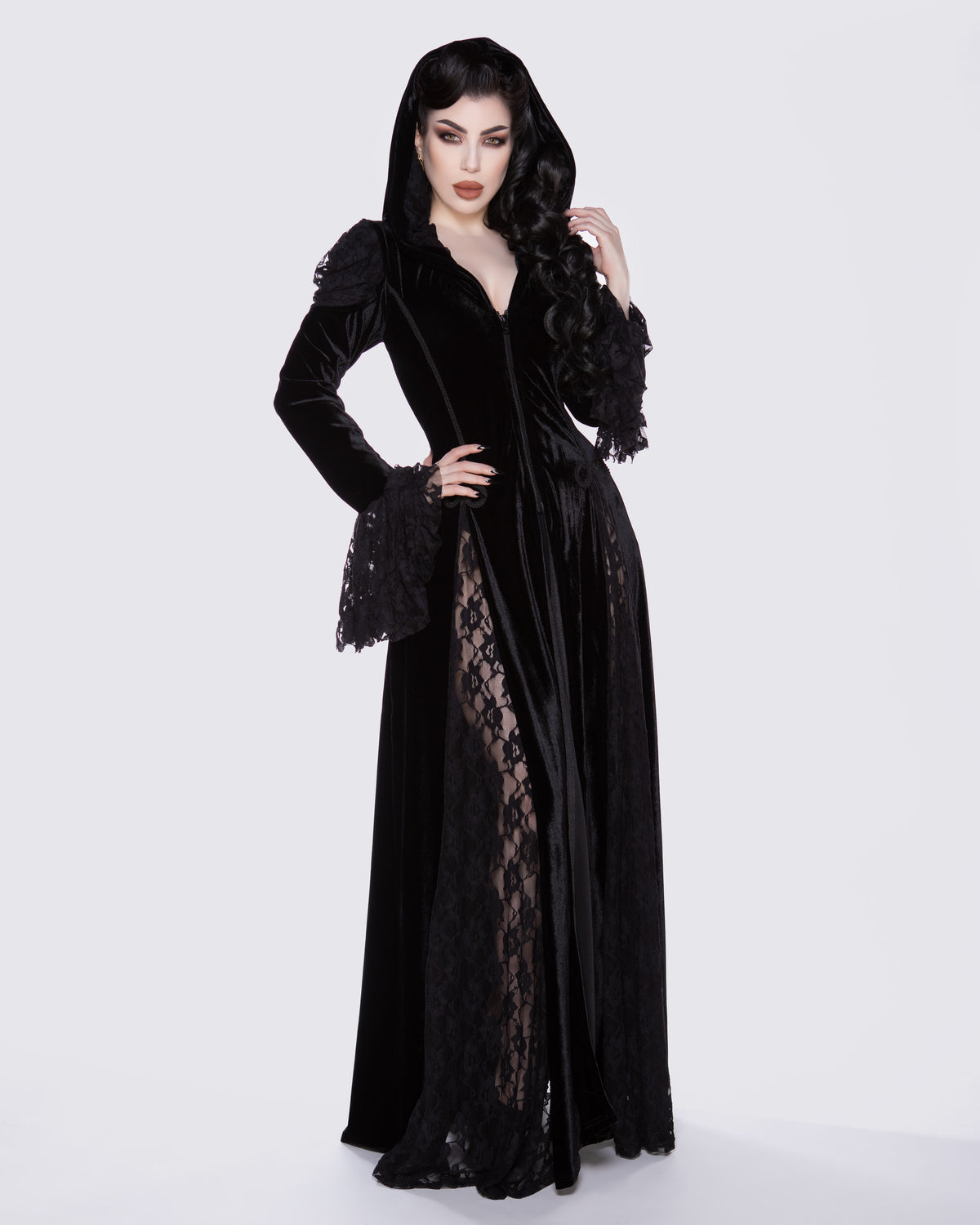 Danika Hooded Dress mit Kapuze aus schwarzem Samt, mit Details aus schwarzer Spitze von Burleska