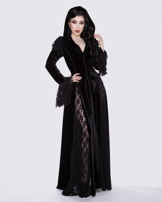 Danika Hooded Dress mit Kapuze aus schwarzem Samt, mit Details aus schwarzer Spitze von Burleska