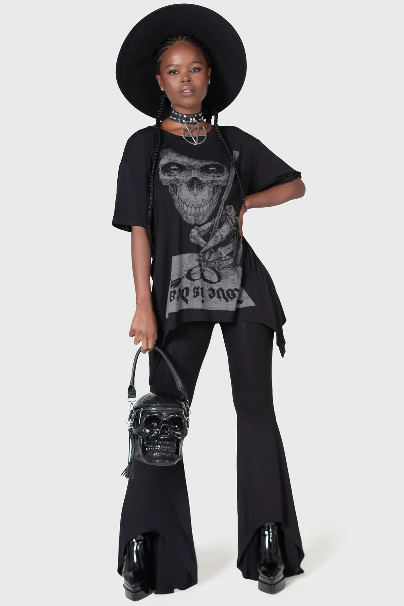 Schwarzes, weites Shirt LOVE IS DEAD T-SHIRT mit briefschreibendem Totenkopfprint von Killstar