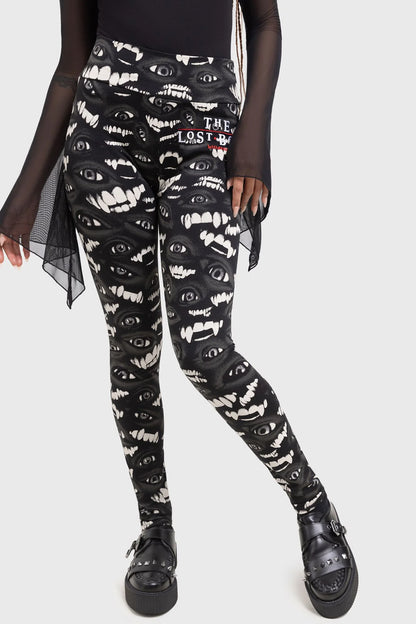 Schwarze Leggings THE LOST BOYS LEGGINGS mit aufgedruckten Augen und Reißzähnen von Killstar