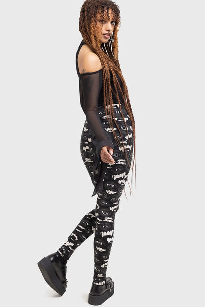 Schwarze Leggings THE LOST BOYS LEGGINGS mit aufgedruckten Augen und Reißzähnen von Killstar