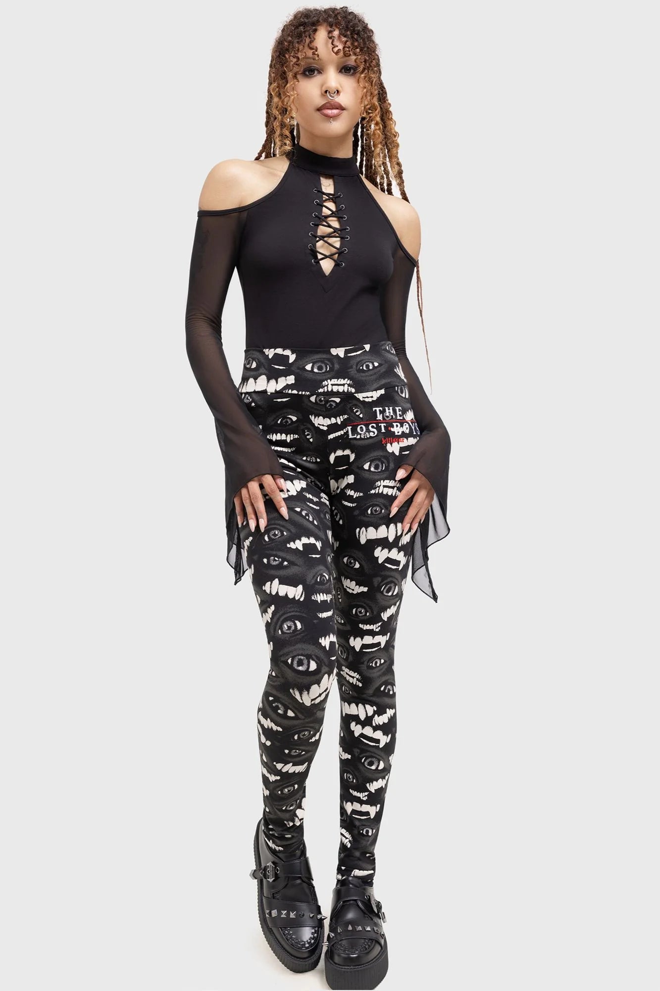 Schwarze Leggings THE LOST BOYS LEGGINGS mit aufgedruckten Augen und Reißzähnen von Killstar