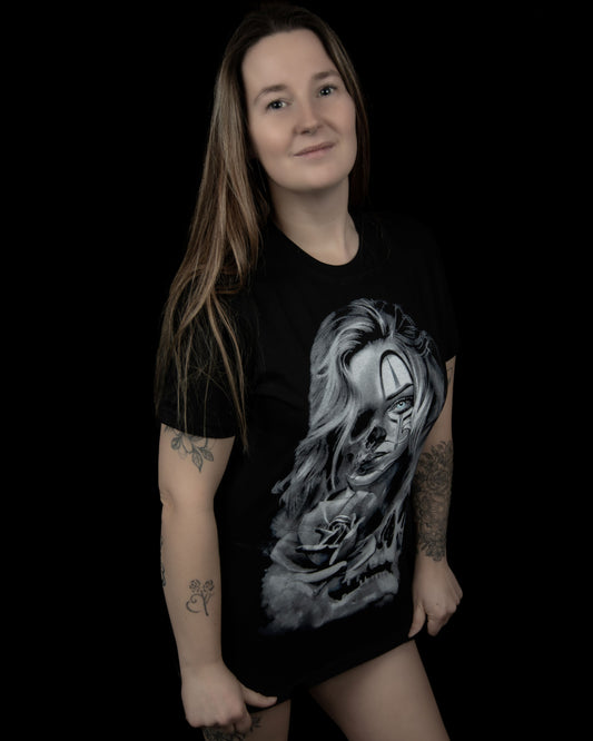 Schwarzes Oberteil Love Never Dies Shirt mit großem Frauenprint von Tributica