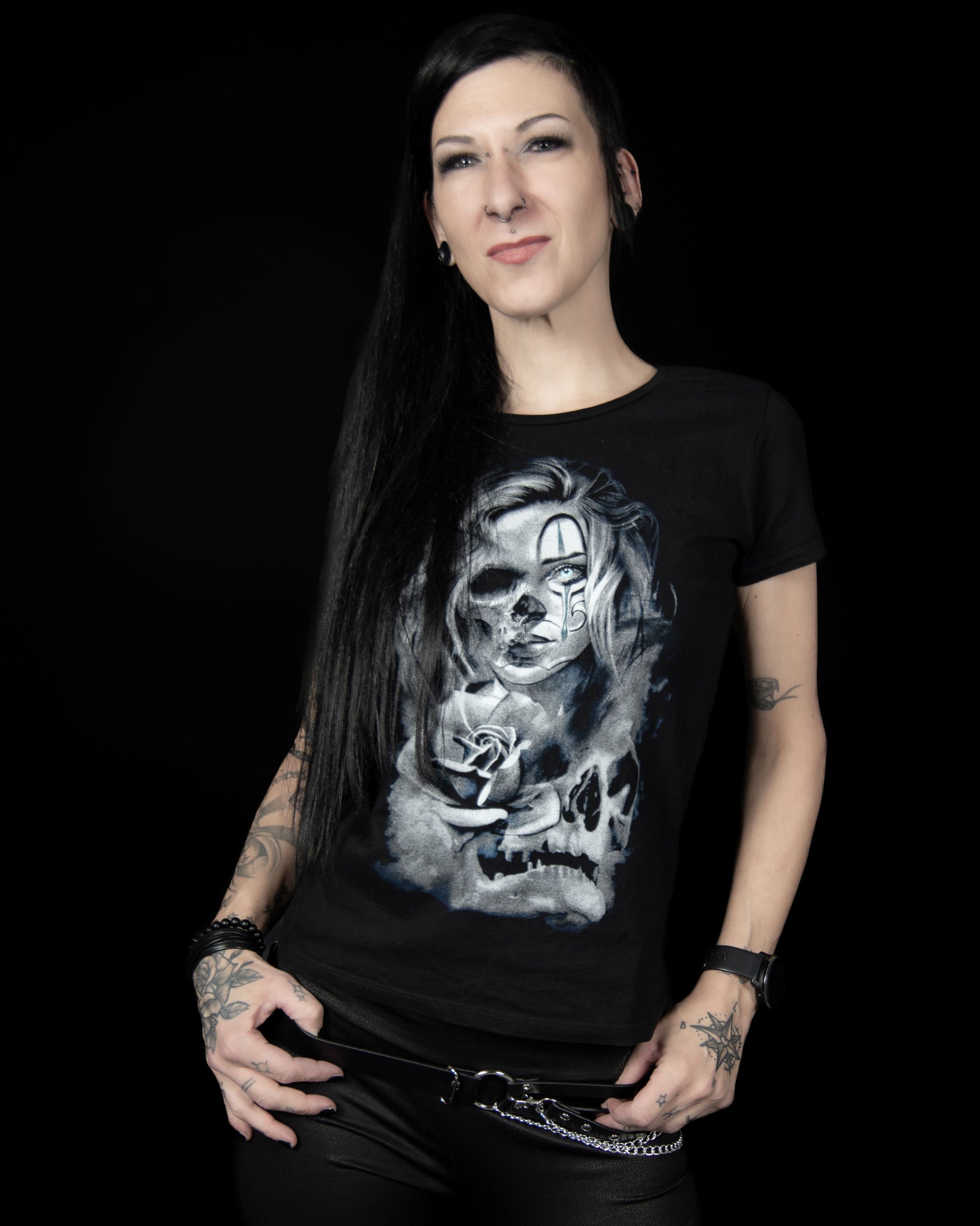 Schwarzes Oberteil Love Never Dies Shirt mit großem Frauenprint von Tributica