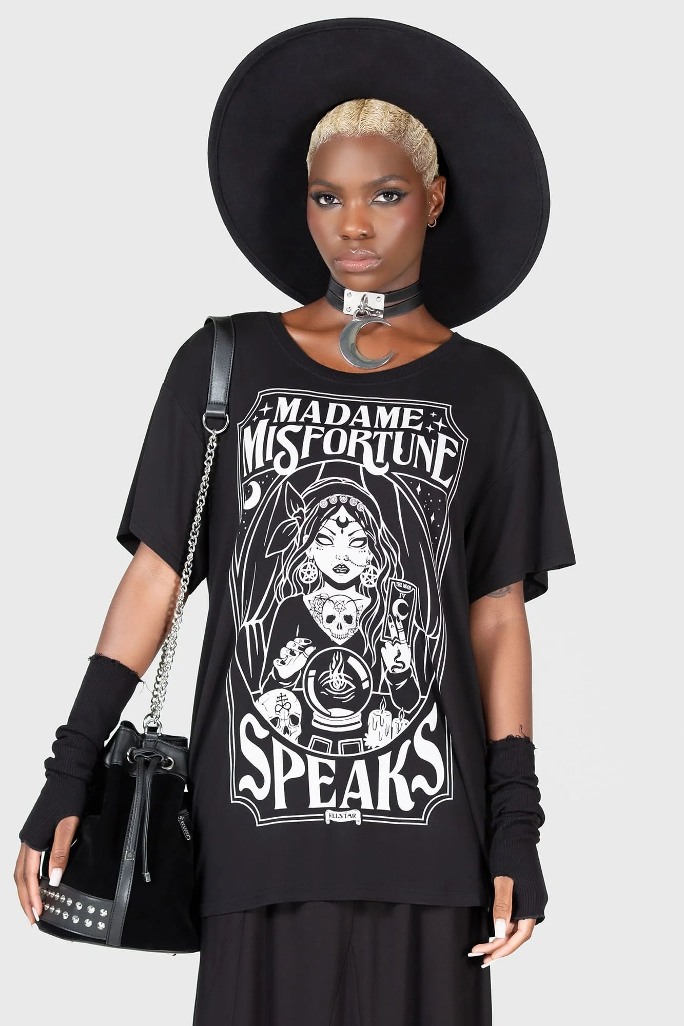 Schwarzes, lockeres MADAME MISFORTUNE RELAXED TOP mit comicartigem Wahrsagerin-Print mit vielen Details von Killstar