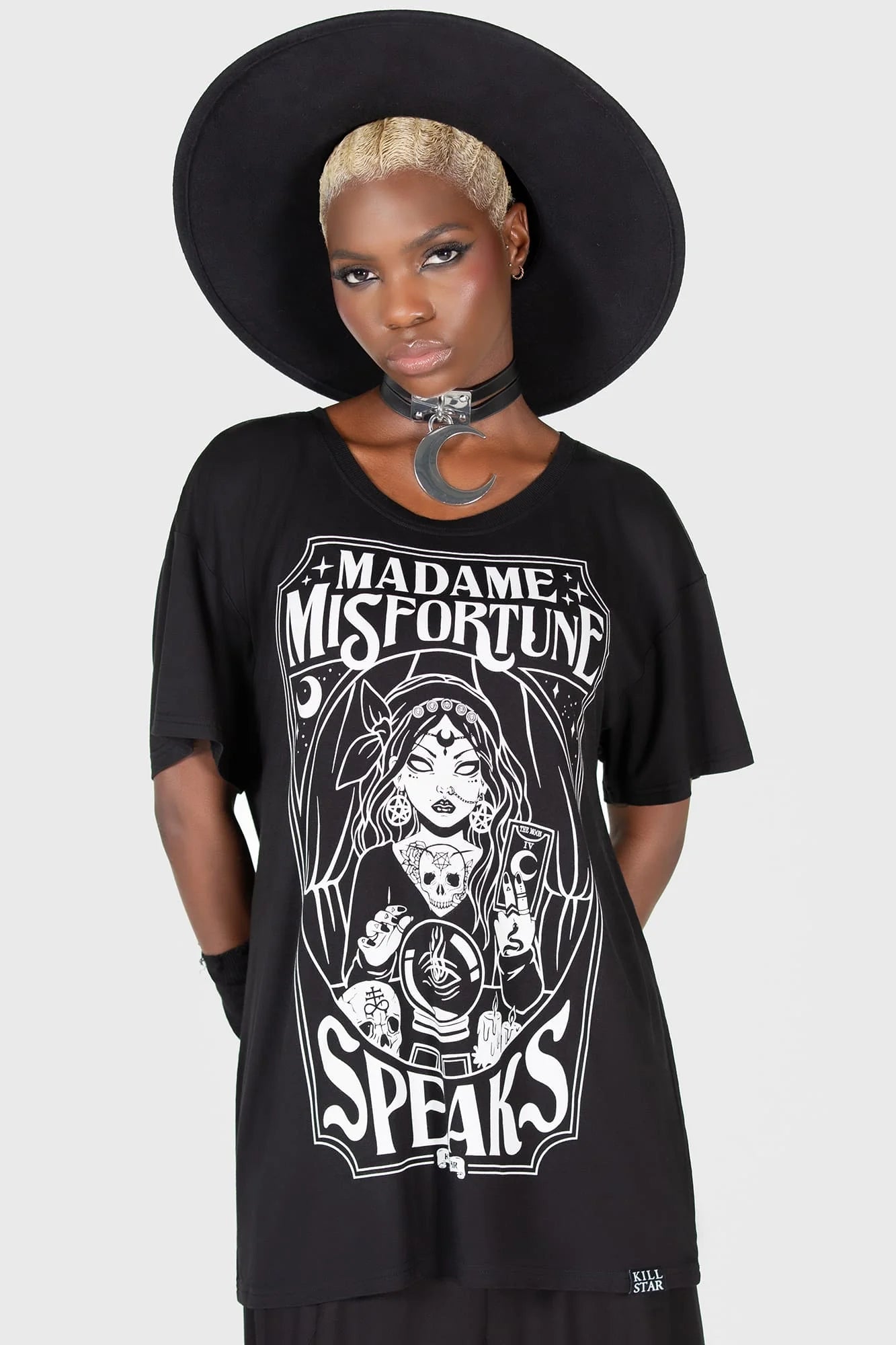 Schwarzes, lockeres MADAME MISFORTUNE RELAXED TOP mit comicartigem Wahrsagerin-Print mit vielen Details von Killstar